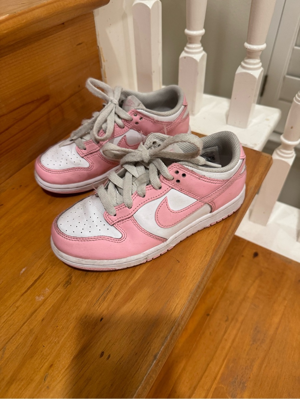 Nike Kids Low-Top Sneakers in Pink and White